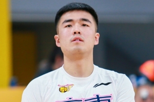 半岛体育-媒体人：张文逸留广东因成长空间 杜锋骂归骂&amp;一直都愿给纠错机会