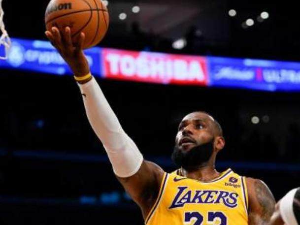 詹姆斯末节场均9.3分效率爆表 轮换变化收获奇效