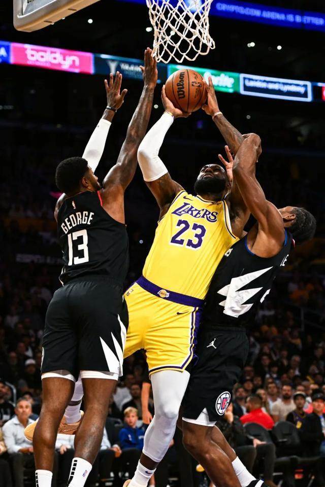 1698905919533019097.jpg 半岛体育全站-终结对快艇11连败!詹皇42分钟力斩35分再创里程碑