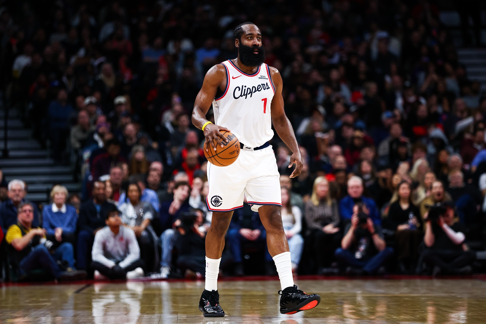 半岛体育app下载-独撑没效率！哈登半场15中5得14分4板2助 三分没开6投仅1中