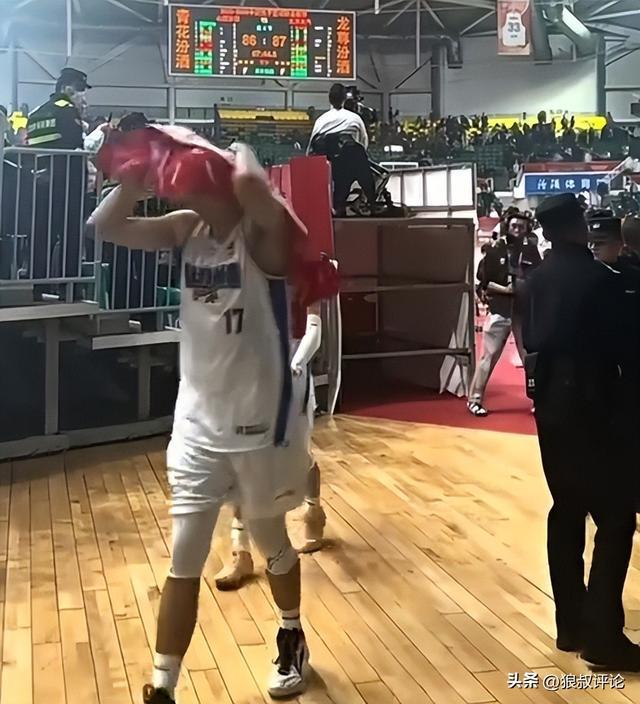半岛体育 - 半岛体育官方网站 - Bandao AP-山西现场球迷对北京球员吐口水引热议!陈盈骏妻子怒斥不文明行为