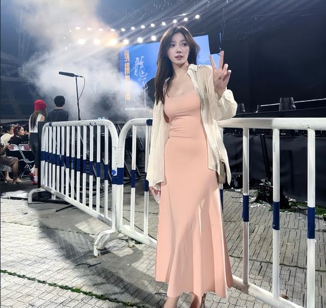 半岛体育入口-姜伟泽和女友近照,小角色逆袭,年薪275万,女友是性感美女|吉林队|中国男篮|nba|吉林市|吉林省_新浪体育_新浪新闻